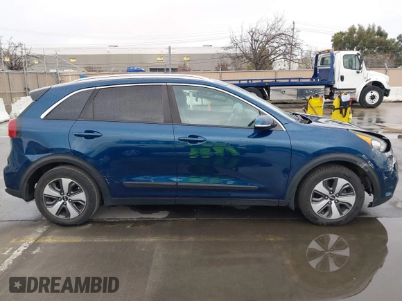 2017 Kia Niro Touring Launch Edition with VIN KNDCC3LC2H5048657, listed as a IAAI auction lot 41736127 with 190,828 mi miles. Bid and sale history available at carsss.com. Image 13.