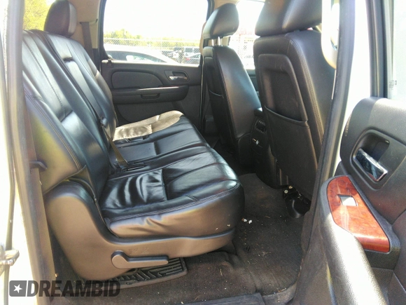 2014 Chevrolet Suburban LT with VIN 1GNSCJE05ER117663, listed as a IAAI auction lot 41992835 with 208,754 mi miles. Bid and sale history available at carsss.com. Image 8.
