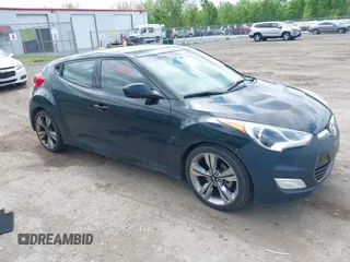 2013 Hyundai Veloster w/Black Int z VIN KMHTC6AD5DU084996, wystawiony jako IAAI lot #42279292 z przebiegiem 179 460 mil mil oraz . Historia ofert i sprzedaży dostępna na DreamBid. Obrazek 1.