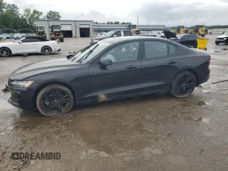 2024 Volvo S60 Plus Black Edition z VIN 7JRL12FH1RG314720, wystawiony jako Copart lot #56657575 z przebiegiem Nie podano mil oraz Szkody całkowita. Historia ofert i sprzedaży dostępna na DreamBid. Obrazek 1.
