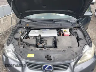 2011 Lexus CT 200h z VIN JTHKD5BH9B2033100, wystawiony jako IAAI lot #42333289 z przebiegiem 235 268 mil mil oraz . Historia ofert i sprzedaży dostępna na DreamBid. Obrazek 10.