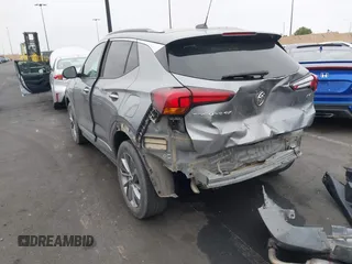 2023 Buick Encore GX Select z VIN KL4MMDSL8PB163721, wystawiony jako IAAI lot #42097734 z przebiegiem 22 896 mil mil oraz . Historia ofert i sprzedaży dostępna na DreamBid. Obrazek 3.