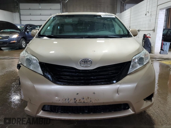 2014 Toyota Sienna LE AAS z VIN 5TDKK3DC7ES459300, wystawiony jako Copart lot #58664605 z przebiegiem 191 264 mil mil oraz Czysty tytuł • Clean title. Historia ofert i sprzedaży dostępna na DreamBid. Obrazek 5.