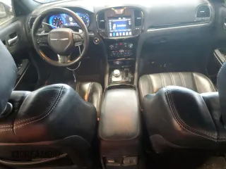 2018 Chrysler 300 S z VIN 2C3CCAGG7JH141811, wystawiony jako Copart lot #53568055 z przebiegiem 140 220 mil mil oraz Szkoda całkowita • Salvage title. Historia ofert i sprzedaży dostępna na DreamBid. Obrazek 8.