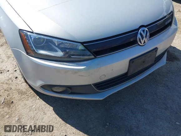 2013 Volkswagen Jetta Hybrid SE z VIN 3VW637AJ1DM303788, wystawiony jako IAAI lot #42205720 z przebiegiem 242 957 mil mil oraz . Historia ofert i sprzedaży dostępna na DreamBid. Obrazek 6.