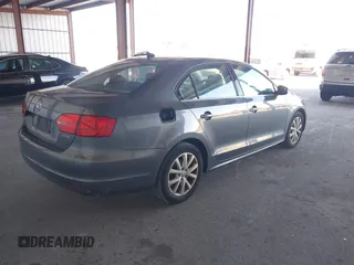 2013 Volkswagen Jetta SE z VIN 3VWDX7AJ3DM254962, wystawiony jako IAAI lot #41753707 z przebiegiem 125 225 mil mil oraz . Historia ofert i sprzedaży dostępna na DreamBid. Obrazek 4.