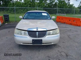 2001 Lincoln Town Car Cartier z VIN 1LNHM83W81Y688740, wystawiony jako IAAI lot #42526475 z przebiegiem 256 179 mil mil oraz . Historia ofert i sprzedaży dostępna na DreamBid. Obrazek 6.