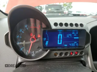 2012 Chevrolet Sonic LT z VIN 1G1JD5SB3C4231033, wystawiony jako Copart lot #56145205 z przebiegiem 43 015 mil mil oraz Szkoda całkowita • Salvage title. Historia ofert i sprzedaży dostępna na DreamBid. Obrazek 9.