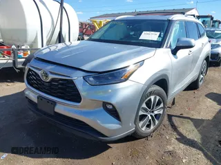 2022 Toyota Highlander XLE with VIN 5TDGZRBH4NS575217, listed as a IAAI auction lot 41863526 with 67,324 mi miles and . Bid and sale history available at DreamBid. Image 17.