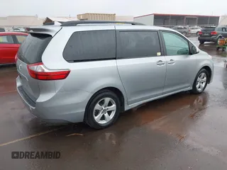2020 Toyota Sienna LE Auto Access Seat z VIN 5TDKZ3DC2LS053563, wystawiony jako IAAI lot #41592409 z przebiegiem 55 128 mil mil oraz . Historia ofert i sprzedaży dostępna na DreamBid. Obrazek 4.