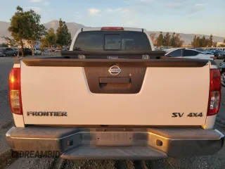 2017 Nissan Frontier SV z VIN 1N6AD0CW7HN767526, wystawiony jako Copart lot #84701984 z przebiegiem 122 196 mil mil oraz Czysty tytuł • Clean title. Historia ofert i sprzedaży dostępna na DreamBid. Obrazek 6.