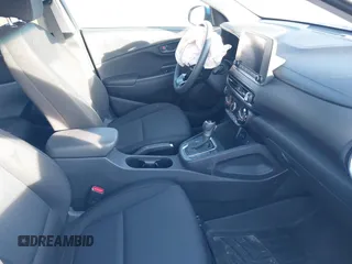 2022 Hyundai Kona SEL z VIN KM8K6CAB3NU923125, wystawiony jako IAAI lot #41014092 z przebiegiem 16 697 mil mil oraz . Historia ofert i sprzedaży dostępna na DreamBid. Obrazek 5.
