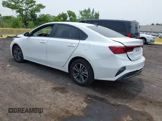 2024 Kia Forte LXS z VIN 3KPF24AD8RE742602, wystawiony jako IAAI lot #42473045 z przebiegiem 8 775 mil mil oraz . Historia ofert i sprzedaży dostępna na DreamBid. Obrazek 3.