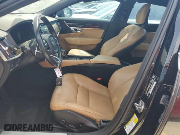 2018 Volvo S90 Momentum z VIN LVY982AK3JP034995, wystawiony jako Copart lot #51931515 z przebiegiem 69 268 mil mil oraz Tytuł czysty. Historia ofert i sprzedaży dostępna na DreamBid. Obrazek 7.