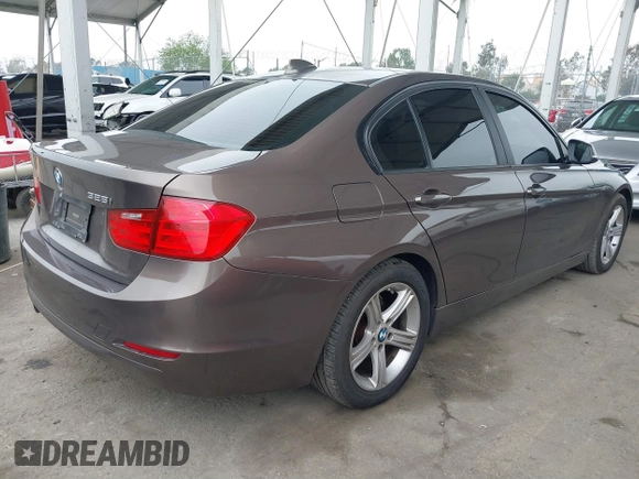 2012 BMW 3 Series 328i z VIN WBA3C1C55CA696853, wystawiony jako IAAI lot #41870826 z przebiegiem 215 613 mil mil oraz . Historia ofert i sprzedaży dostępna na DreamBid. Obrazek 4.