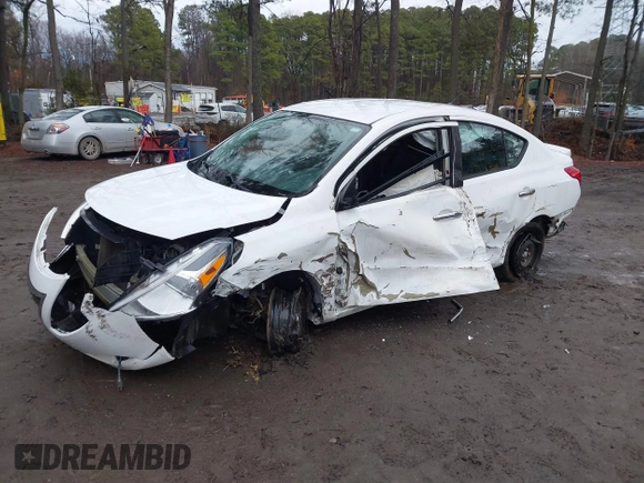 2016 Nissan Versa SV z VIN 3N1CN7APXGL879574, wystawiony jako IAAI lot #41510622 z przebiegiem 121 094 mil mil oraz . Historia ofert i sprzedaży dostępna na DreamBid. Obrazek 2.