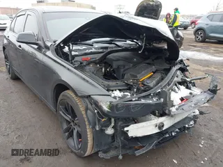 2015 BMW 3 Series 328i xDrive z VIN WBA3B5C55FF959652, wystawiony jako IAAI lot #41545937 z przebiegiem 101 637 mil mil oraz . Historia ofert i sprzedaży dostępna na DreamBid. Obrazek 19.