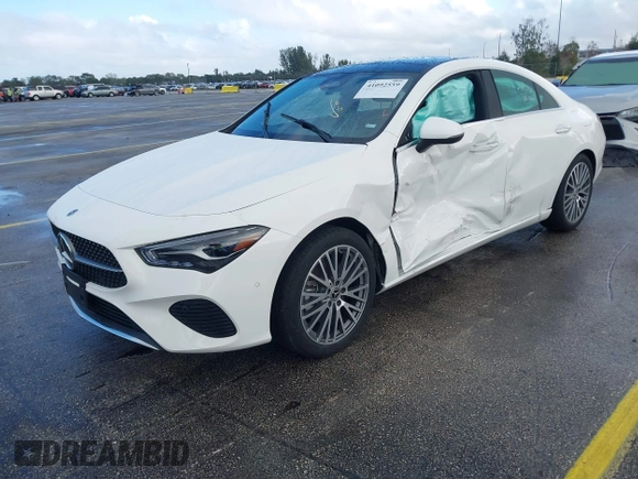 2025 Mercedes-Benz CLA 250 z VIN W1K5J4GBXSN516282, wystawiony jako IAAI lot #41092559 z przebiegiem 7917 mil mil oraz . Historia ofert i sprzedaży dostępna na DreamBid. Obrazek 2.