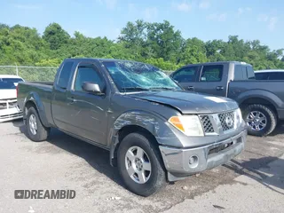 2008 Nissan Frontier SE z VIN 1N6AD06W18C422497, wystawiony jako IAAI lot #42623565 z przebiegiem 168 469 mil mil oraz . Historia ofert i sprzedaży dostępna na DreamBid. Obrazek 1.