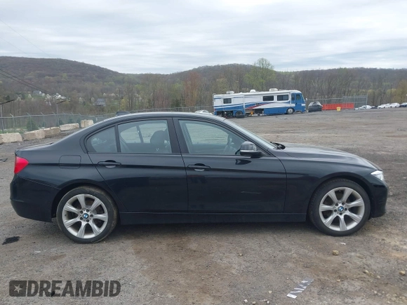 2015 BMW 3 Series 328i xDrive z VIN WBA3B5G53FNS16309, wystawiony jako IAAI lot #42093692 z przebiegiem 84 229 mil mil oraz . Historia ofert i sprzedaży dostępna na DreamBid. Obrazek 13.