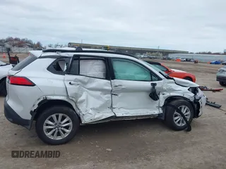 2024 Toyota Corolla Cross LE z VIN 7MUBAABG2RV103930, wystawiony jako IAAI lot #42051280 z przebiegiem 27 541 mil mil oraz . Historia ofert i sprzedaży dostępna na DreamBid. Obrazek 14.