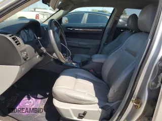 2006 Chrysler 300 Touring z VIN 2C3KA53GX6H531405, wystawiony jako Copart lot #55537945 z przebiegiem 116 950 mil mil oraz Szkoda całkowita • Salvage title. Historia ofert i sprzedaży dostępna na DreamBid. Obrazek 7.