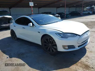 2013 Tesla Model S Performance z VIN 5YJSA1DP5DFP16614, wystawiony jako IAAI lot #42605848 z przebiegiem 123 914 mil mil oraz . Historia ofert i sprzedaży dostępna na DreamBid. Obrazek 1.