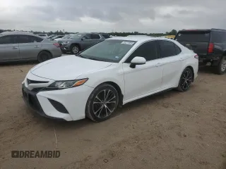 2020 Toyota Camry SE z VIN 4T1G11AK2LU899602, wystawiony jako Copart lot #50271905 z przebiegiem 68 543 mil mil oraz Czysty tytuł • Clean title. Historia ofert i sprzedaży dostępna na DreamBid. Obrazek 1.