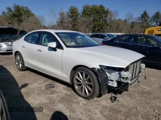 2021 Volvo S60 Momentum with VIN 7JRA22TK8MG096949, listed as a Copart auction lot 44268224 with 17,950 mi miles. Bid and sale history available at carsss.com. Image 4.
