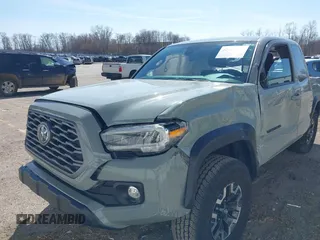 2023 Toyota Tacoma SR z VIN 3TYSZ5ANXPT128361, wystawiony jako IAAI lot #42060301 z przebiegiem 16 608 mil mil oraz . Historia ofert i sprzedaży dostępna na DreamBid. Obrazek 6.