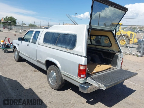 1990 Dodge Dakota z VIN 1B7GL23X0LS642396, wystawiony jako IAAI lot #42359220 z przebiegiem 177 562 mil mil oraz . Historia ofert i sprzedaży dostępna na DreamBid. Obrazek 3.