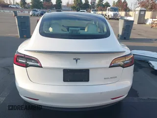 2019 Tesla Model 3 Long Range z VIN 5YJ3E1EB9KF514626, wystawiony jako IAAI lot #41067965 z przebiegiem 43 598 mil mil oraz . Historia ofert i sprzedaży dostępna na DreamBid. Obrazek 17.