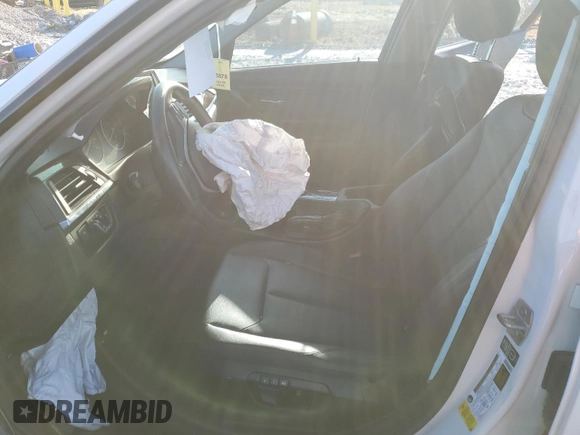 2015 BMW 3 Series 328i z VIN WBA3C1C58FP116657, wystawiony jako Copart lot #49797755 z przebiegiem Nie podano mil oraz Szkoda całkowita • Salvage title. Historia ofert i sprzedaży dostępna na DreamBid. Obrazek 7.