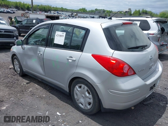 2010 Nissan Versa S z VIN 3N1BC1CP2AL403046, wystawiony jako IAAI lot #42318055 z przebiegiem 154 244 mil mil oraz . Historia ofert i sprzedaży dostępna na DreamBid. Obrazek 3.