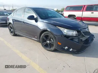 2014 Chevrolet Cruze 2LT z VIN 1G1PE5SB3E7255292, wystawiony jako IAAI lot #41851205 z przebiegiem 141 659 mil mil oraz . Historia ofert i sprzedaży dostępna na DreamBid. Obrazek 1.