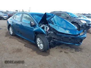 2025 Toyota Camry LE z VIN 4T1DAACKXSU573738, wystawiony jako IAAI lot #42257572 z przebiegiem Nie podano mil oraz . Historia ofert i sprzedaży dostępna na DreamBid. Obrazek 1.