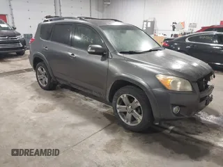 2011 Toyota RAV4 Sport z VIN JTMRF4DVXB5047884, wystawiony jako IAAI lot #41729216 z przebiegiem 174 054 mil mil oraz . Historia ofert i sprzedaży dostępna na DreamBid. Obrazek 1.