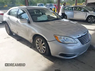 2011 Chrysler 200 Touring z VIN 1C3BC1FG0BN511549, wystawiony jako IAAI lot #42265977 z przebiegiem 93 681 mil mil oraz . Historia ofert i sprzedaży dostępna na DreamBid. Obrazek 1.