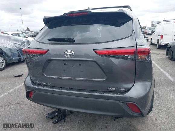 2021 Toyota Highlander XLE with VIN 5TDGZRBH6MS543948, listed as a IAAI auction lot 41743300 with 82,659 mi miles. Bid and sale history available at carsss.com. Image 16.