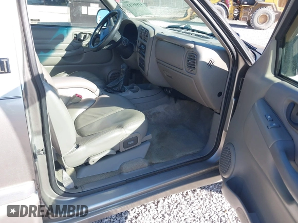 2001 GMC Jimmy SLE z VIN 1GKDT13W812117348, wystawiony jako IAAI lot #41846712 z przebiegiem 180 977 mil mil oraz . Historia ofert i sprzedaży dostępna na DreamBid. Obrazek 5.