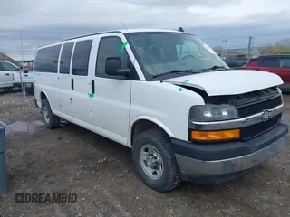 2018 Chevrolet Express Passenger LT z VIN 1GAZGPFG0J1329933, wystawiony jako IAAI lot #42116300 z przebiegiem 114 269 mil mil oraz . Historia ofert i sprzedaży dostępna na DreamBid. Obrazek 1.