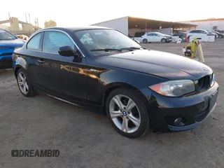 2013 BMW 1 Series 128i с VIN WBAUP9C53DVS95917, выставлен на аукционе IAAI как лот 41398338 с пробегом 52 160 миль миль и . История ставок и продаж доступна на DreamBid. Изображение 1.