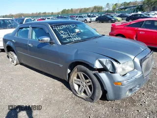 2006 Chrysler 300 C with VIN 2C3KK63H86H277253, listed as a IAAI auction lot 42039732 with 196,694 mi miles. Bid and sale history available at carsss.com. Image 1.