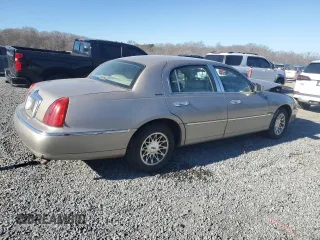 1999 Lincoln Town Car Signature z VIN 1LNHM82W3XY689627, wystawiony jako Copart lot #86387904 z przebiegiem Nie podano mil oraz Szkody całkowita. Historia ofert i sprzedaży dostępna na DreamBid. Obrazek 3.