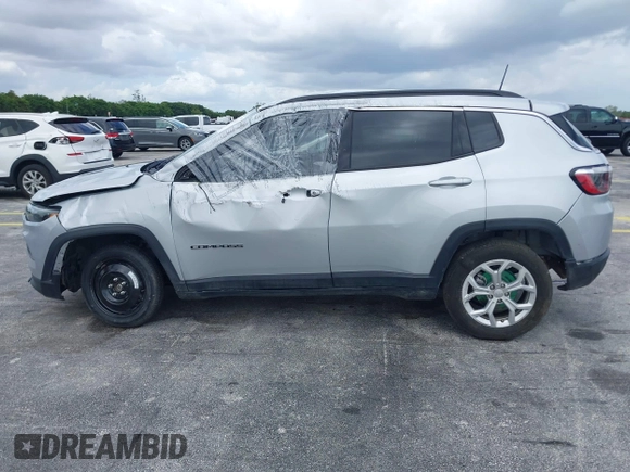 2024 Jeep Compass Latitude with VIN 3C4NJDBN6RT109646, listed as a IAAI auction lot 42017663 with 17,239 mi miles. Bid and sale history available at carsss.com. Image 14.