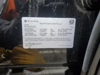 2025 Rivian R1S Adventure z VIN 7PDSGBBA2SN047518, wystawiony jako Copart lot #47992215 z przebiegiem 3836 mil mil oraz Szkody całkowita. Historia ofert i sprzedaży dostępna na DreamBid. Obrazek 13.