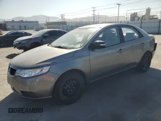 2010 Kia Forte EX z VIN KNAFU4A26A5828951, wystawiony jako Copart lot #57907855 z przebiegiem 146 296 mil mil oraz Szkoda całkowita • Salvage title. Historia ofert i sprzedaży dostępna na DreamBid. Obrazek 1.
