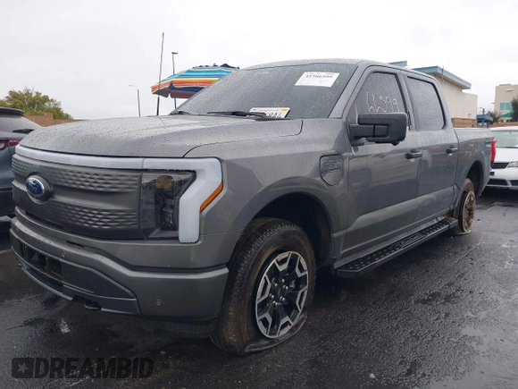 2023 Ford F-150 Lightning Pro z VIN 1FTVW1EL8PWG48559, wystawiony jako IAAI lot #41566599 z przebiegiem 8 830 mil mil oraz . Historia ofert i sprzedaży dostępna na DreamBid. Obrazek 23.