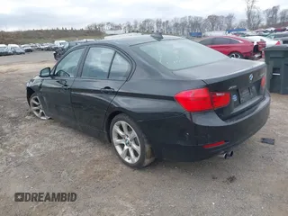 2015 BMW 3 Series 328i xDrive z VIN WBA3B5G53FNS16309, wystawiony jako IAAI lot #42093692 z przebiegiem 84 229 mil mil oraz . Historia ofert i sprzedaży dostępna na DreamBid. Obrazek 3.