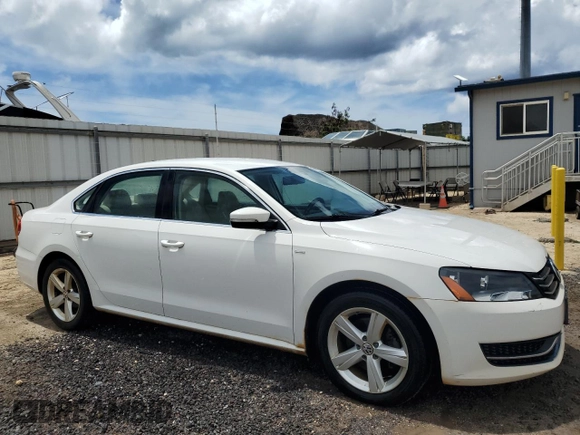 2014 Volkswagen Passat Wolfsburg Edition z VIN 1VWAT7A33EC022610, wystawiony jako Copart lot #51135715 z przebiegiem 94 537 mil mil oraz Czysty tytuł • Clean title. Historia ofert i sprzedaży dostępna na DreamBid. Obrazek 4.
